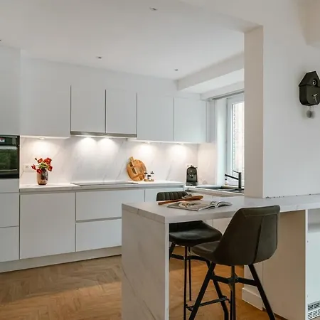 Daire Huswell - Centrally Located Modern With Parking *