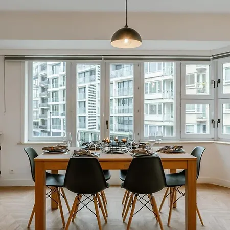 Huswell - Centrally Located Modern With Parking Apartment *