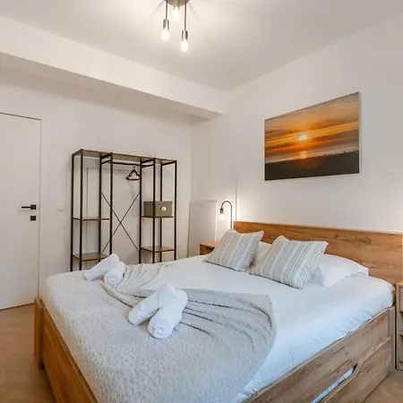 Huswell - Centrally Located Modern With Parking Daire *